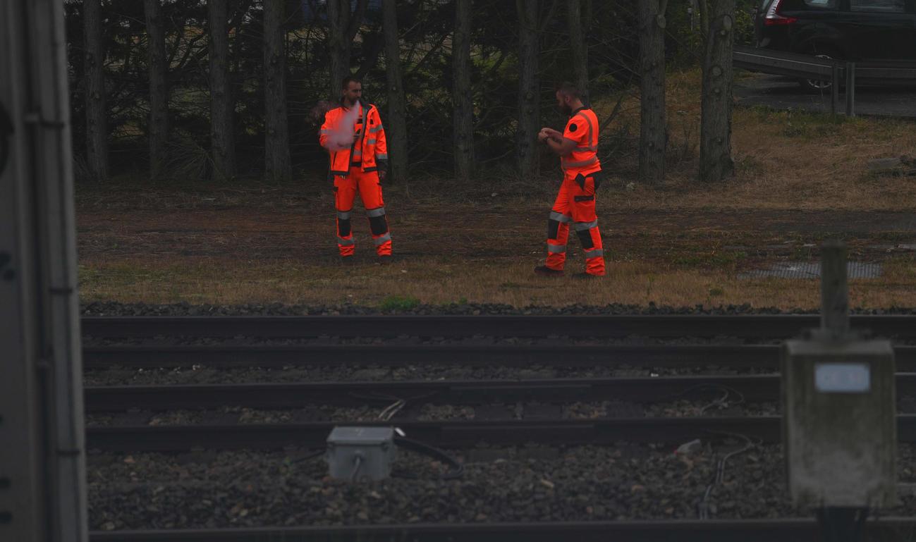高速鉄道TGVの線路を歩いて調査するスタッフ（撮影・垰建太）