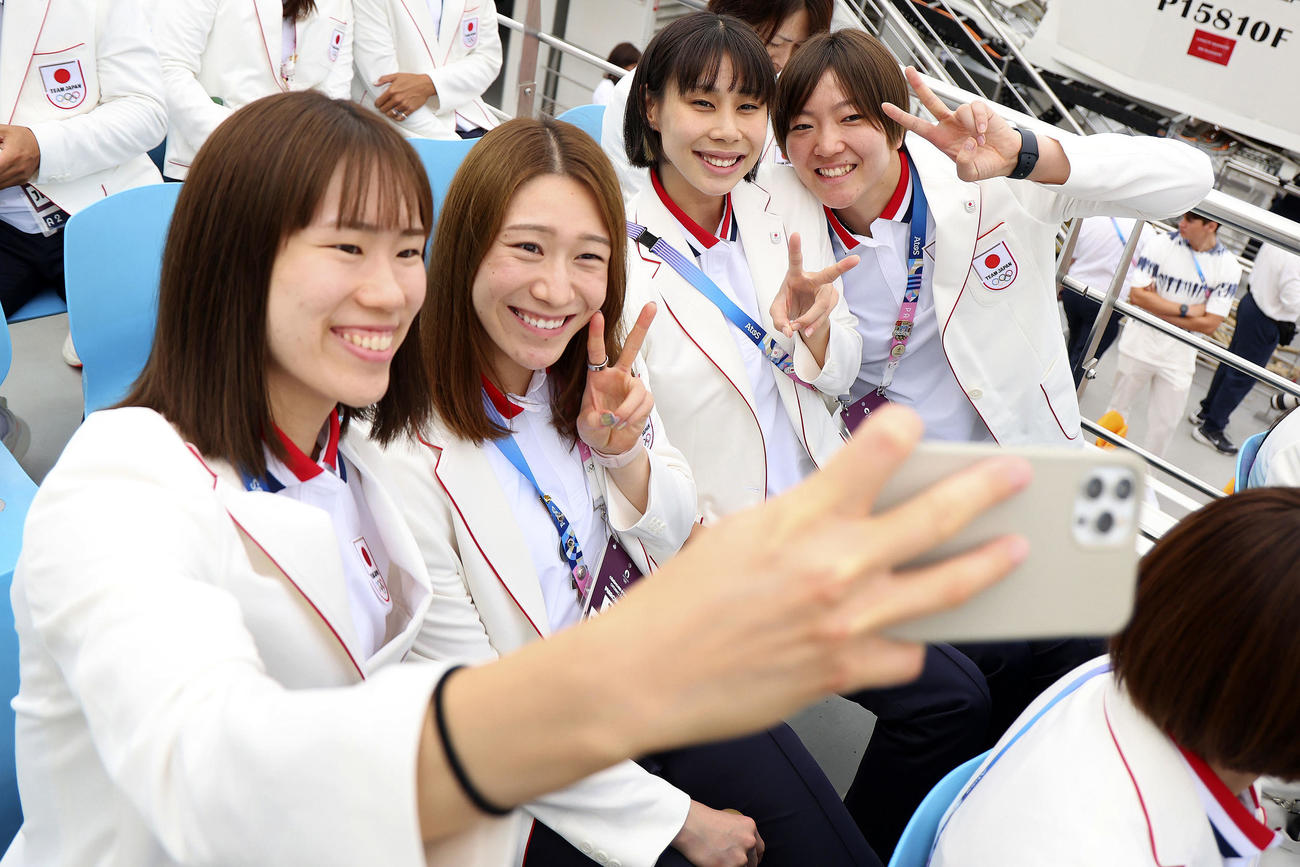 パリ五輪の開会式を前に、船上で記念撮影するバレーボール女子日本代表選手ら（ゲッティ＝共同）