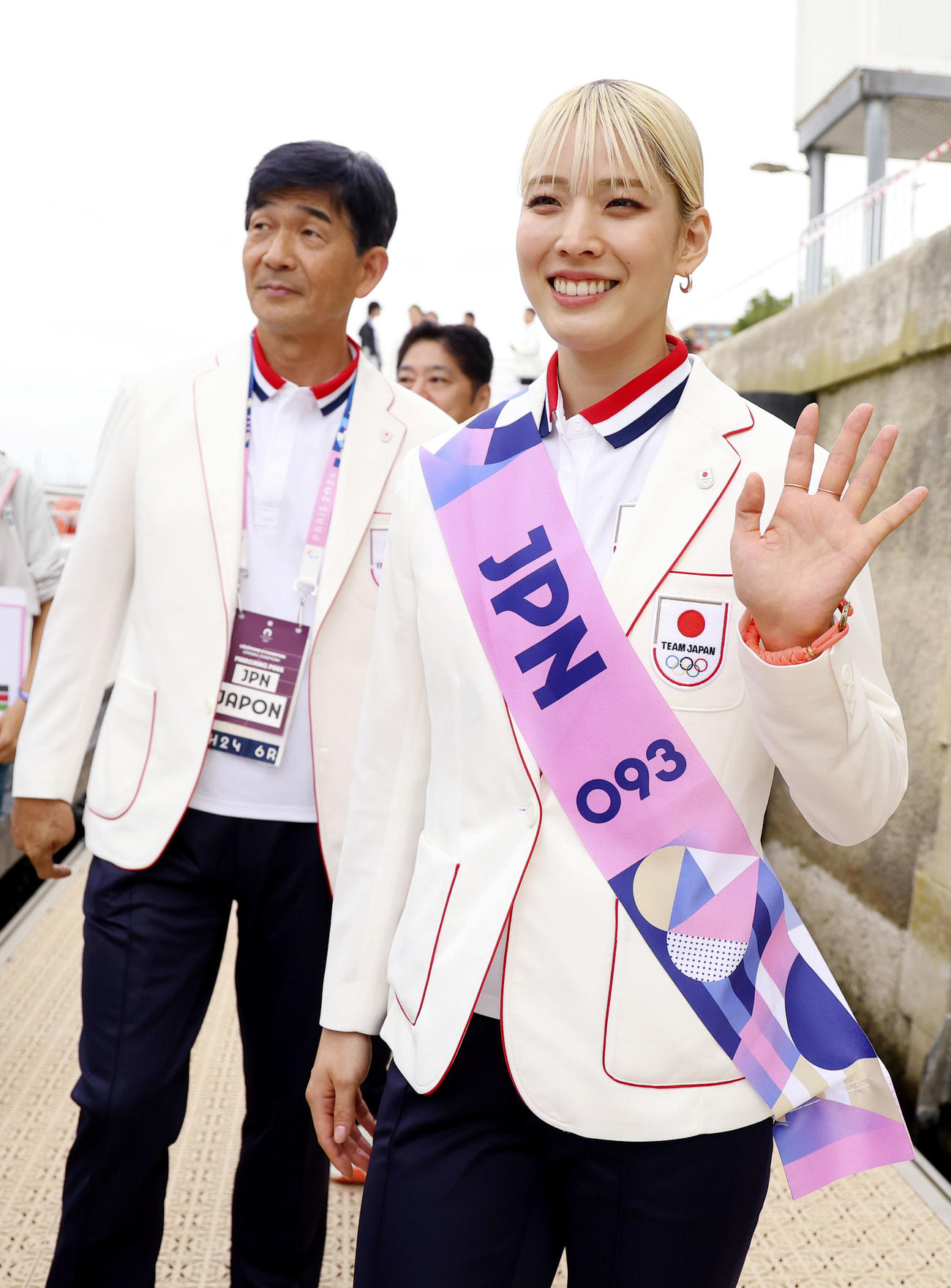 セーヌ川で行われるパリ五輪の開会式に臨む旗手の江村美咲（ゲッティ＝共同）