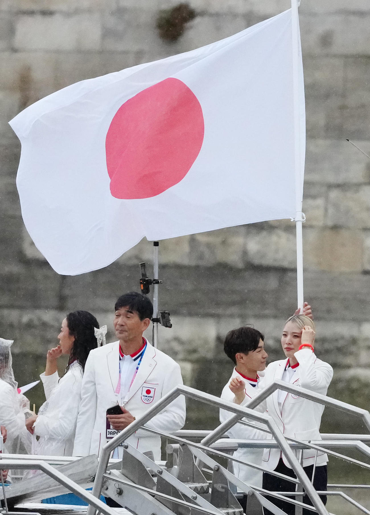 開会式で旗手を務める日本選手団の江村（右）とShigekix（撮影・江口和貴）