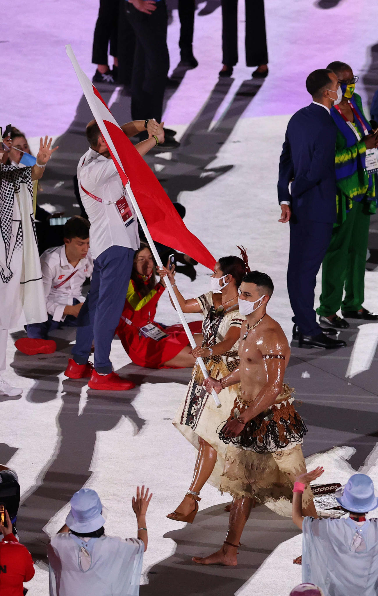 東京五輪開会式で上半身裸で行進するトンガのピタ・タウファトファ（21年7月）