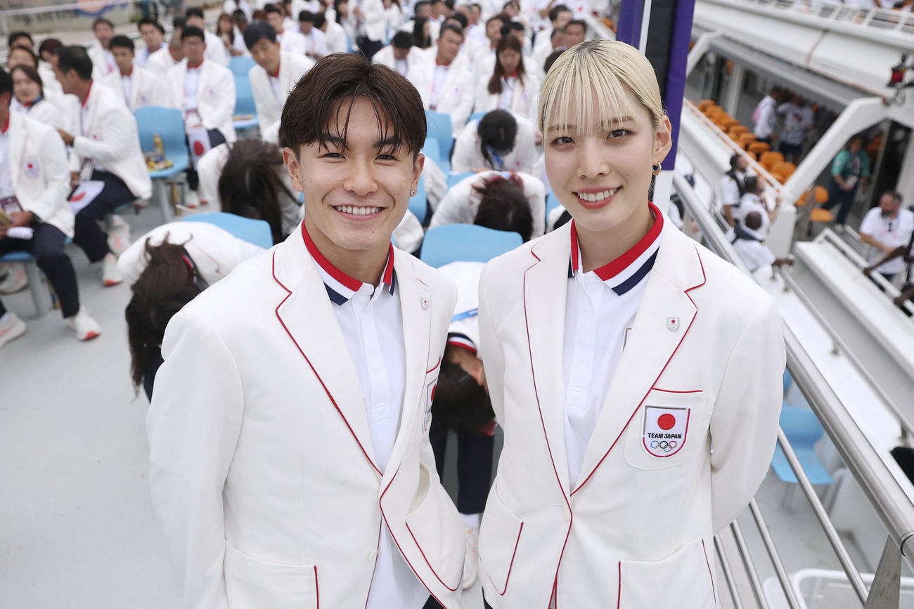パリ五輪の開会式で、写真に納まる日本選手団旗手の半井重幸（左）と江村美咲（ロイター＝共同）