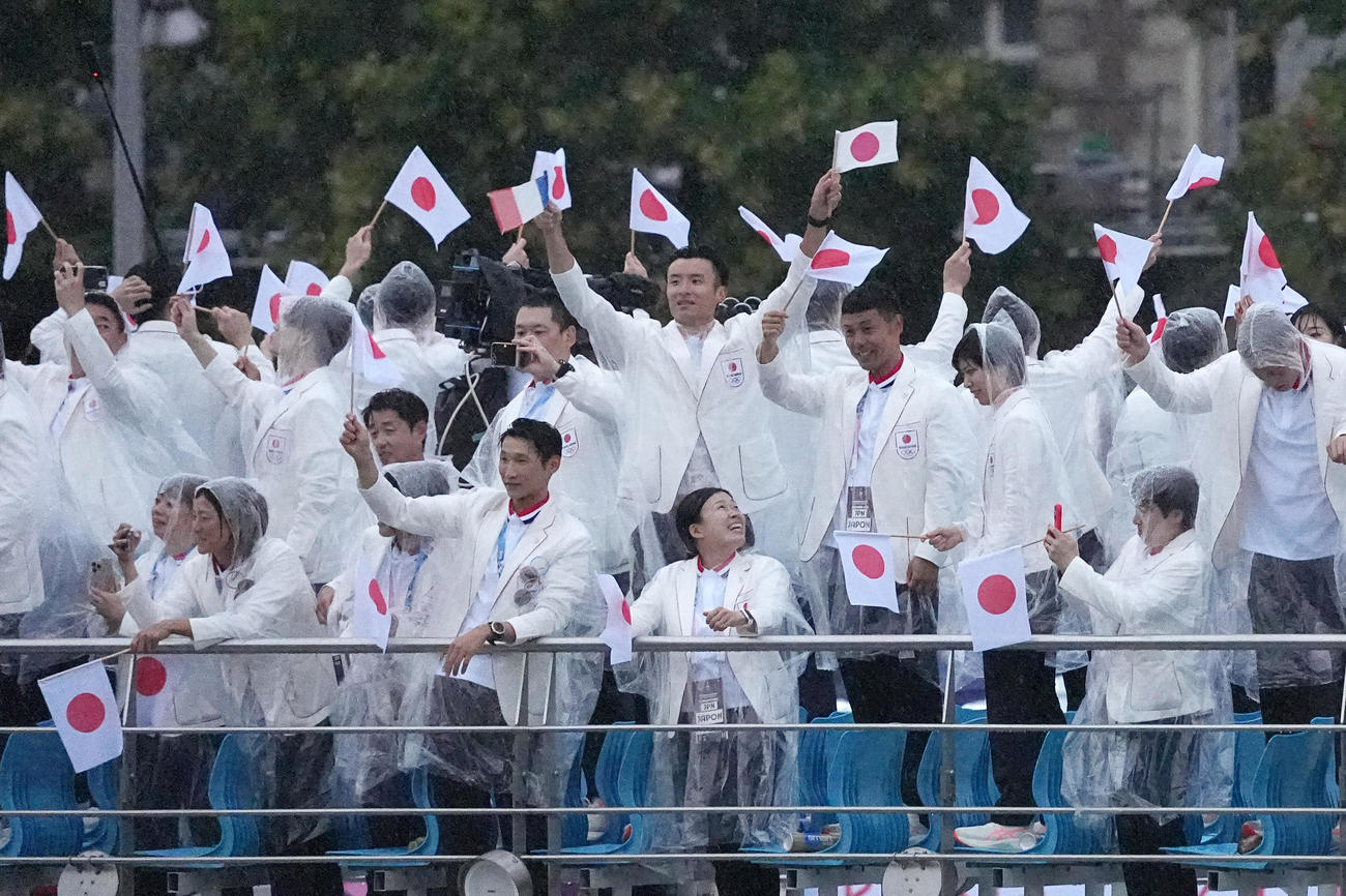 開会式でセーヌ川を船でパレードする日本選手団（撮影・パオロ　ヌッチ）