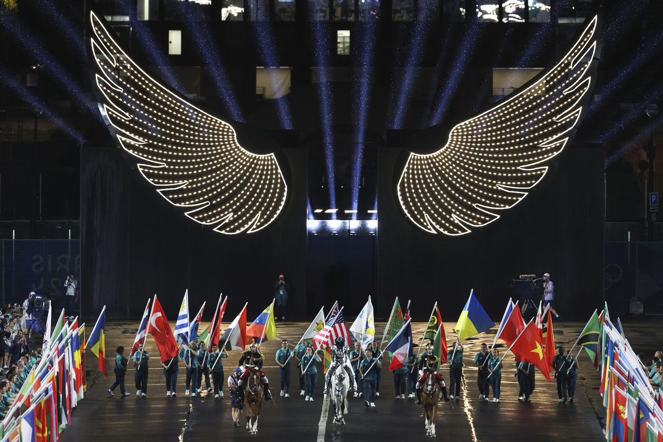 開会式に登場した馬と各国の国旗（ゲッティ＝共同）