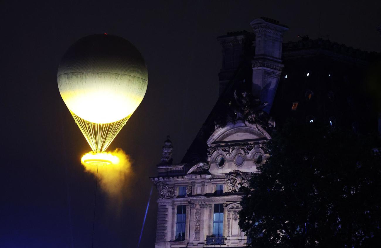聖火台を運ぶ気球（ロイター）