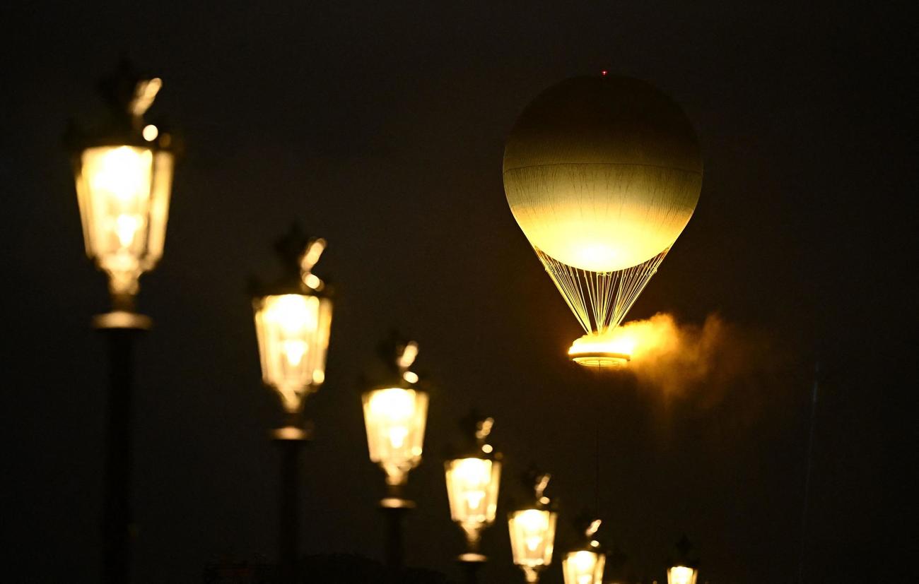 聖火台を運ぶ気球（ロイター）