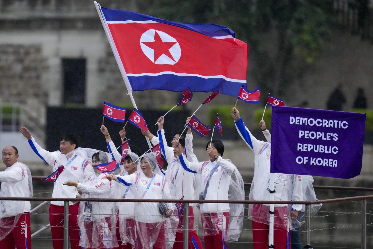 開会式に参加した北朝鮮の選手団（AP）