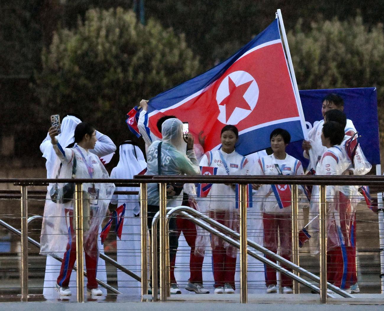 パリ五輪の開会式で、セーヌ川を船でパレードする北朝鮮選手団（共同）