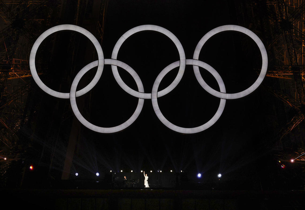 パリ五輪の開会式で、エッフェル塔の五輪マークの下で歌を披露するセリーヌ・ディオンさん（共同）