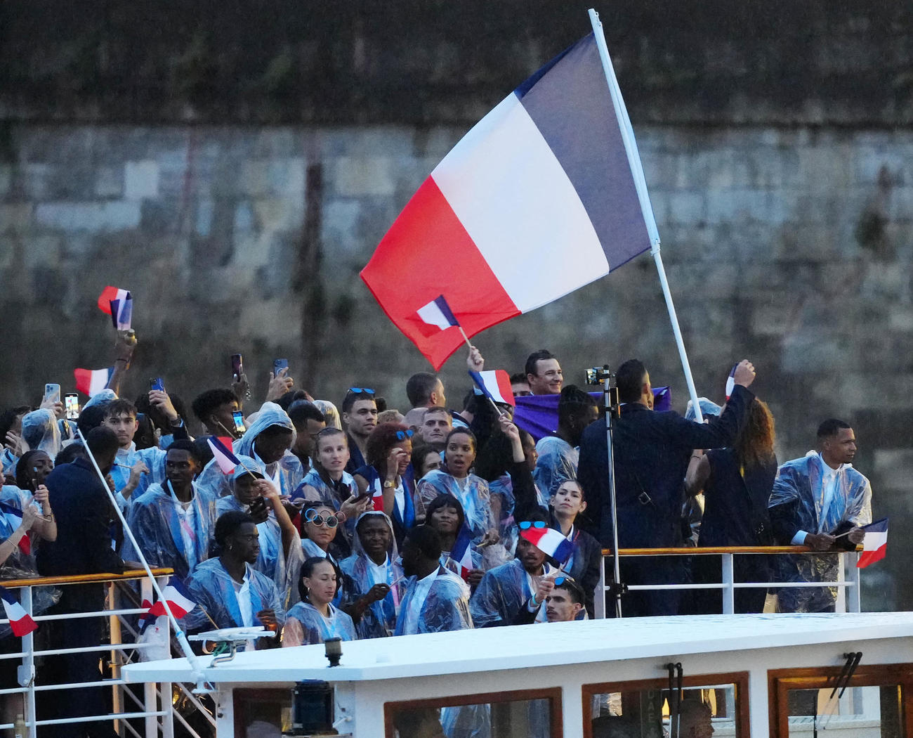 開会式で行われたセーヌ川でのパレードに臨むフランスの選手団（撮影・江口和貴）