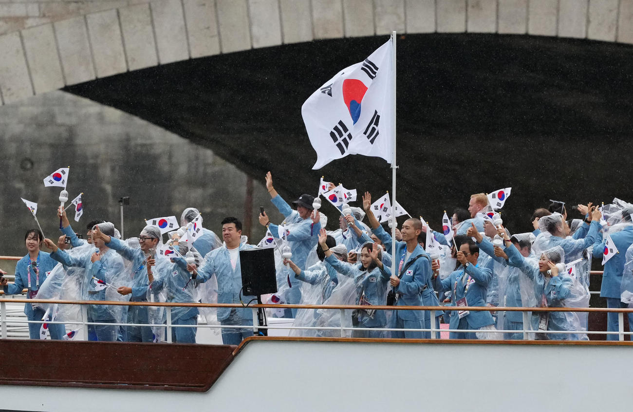 開会式でセーヌ川をパレードする韓国の選手団（撮影・江口和貴）