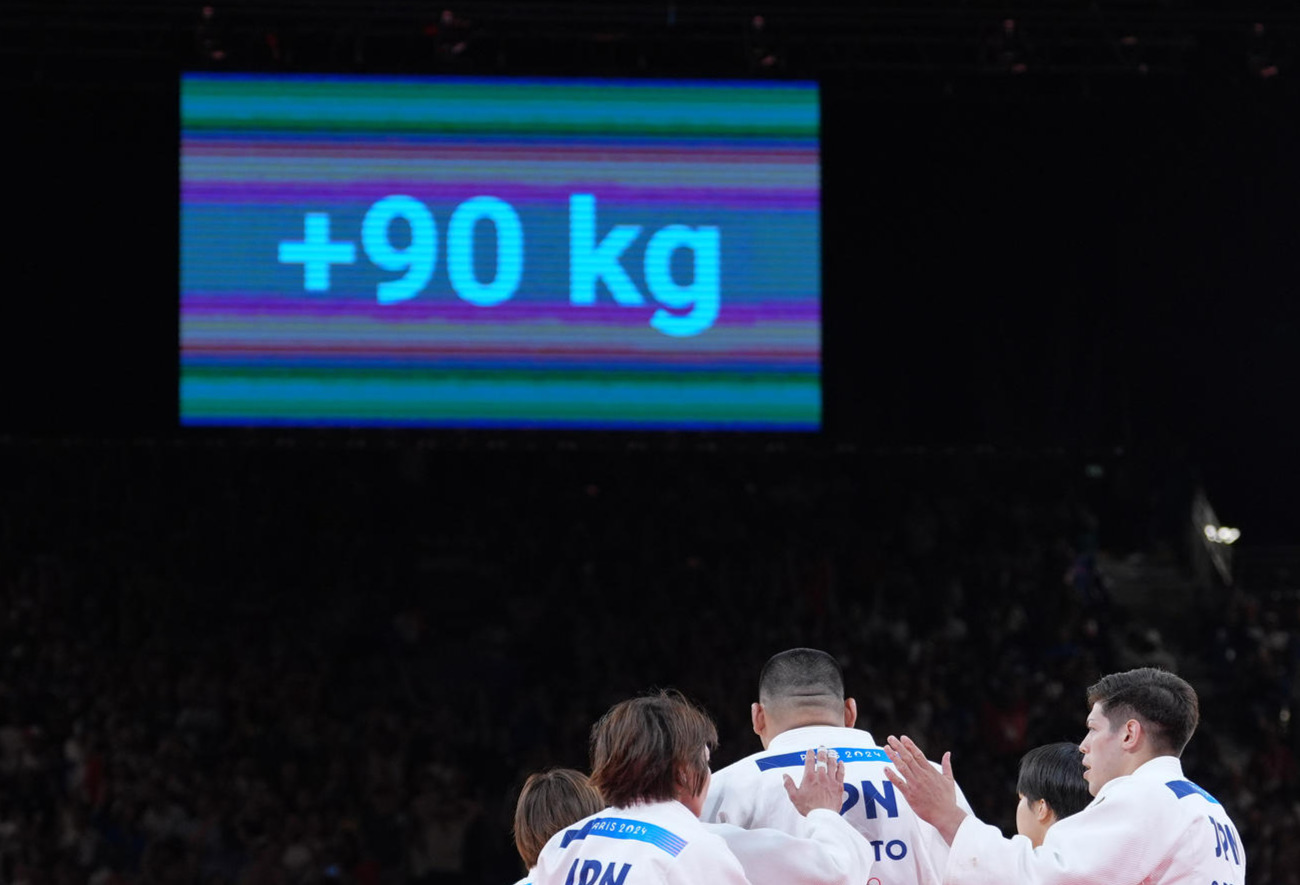 パリ五輪　混合団体決勝　フランスとの対戦で3－3となり、ルーレットによる抽選で男子90キロ超級と決定。決戦に臨む斉藤立を激励する日本チーム（撮影・パオロ　ヌッチ）