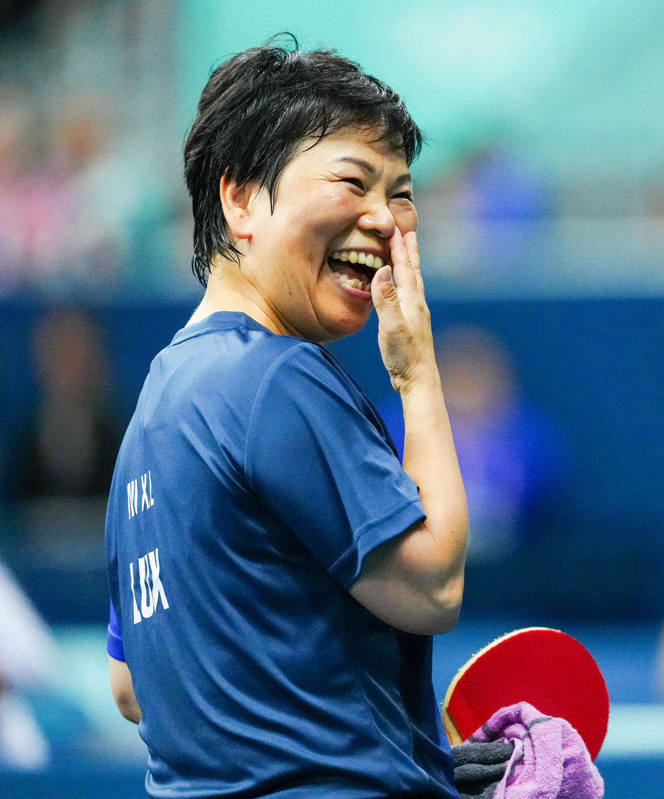 卓球女子シングルス2回戦で敗れコーチで夫のダニエルソンさんとキスし笑顔を見せるルクセンブルクのニ・シャリャン（2024年7月31日撮影）