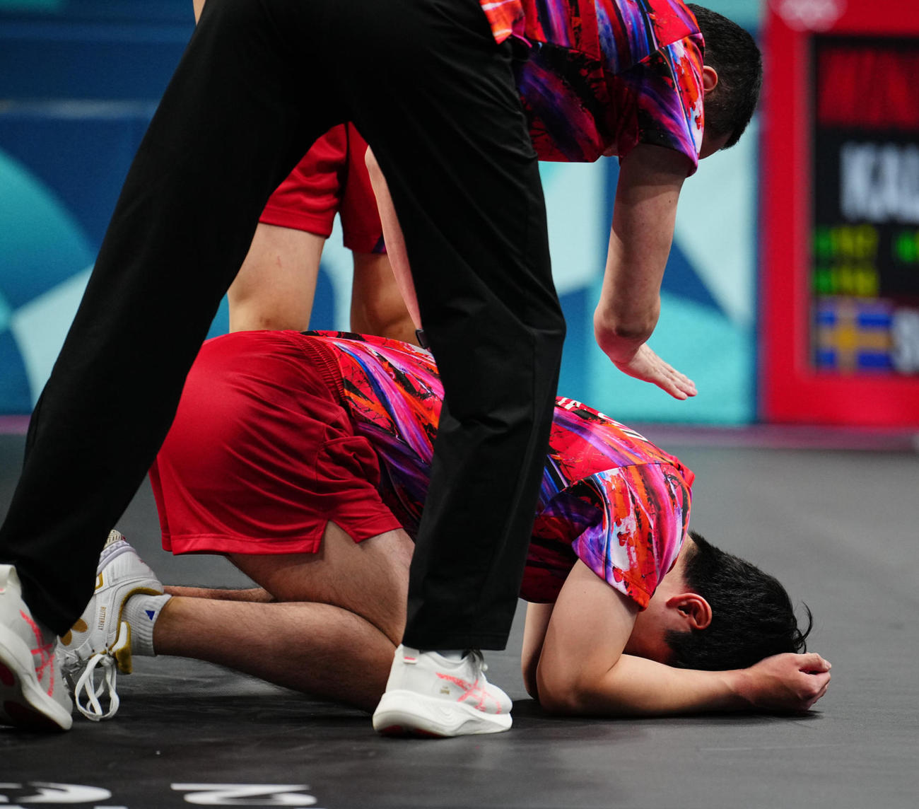 卓球男子団体準決勝　日本対スウェーデン　フルセットの末、敗れた張本はひざから崩れ落ちる（撮影・垰建太）