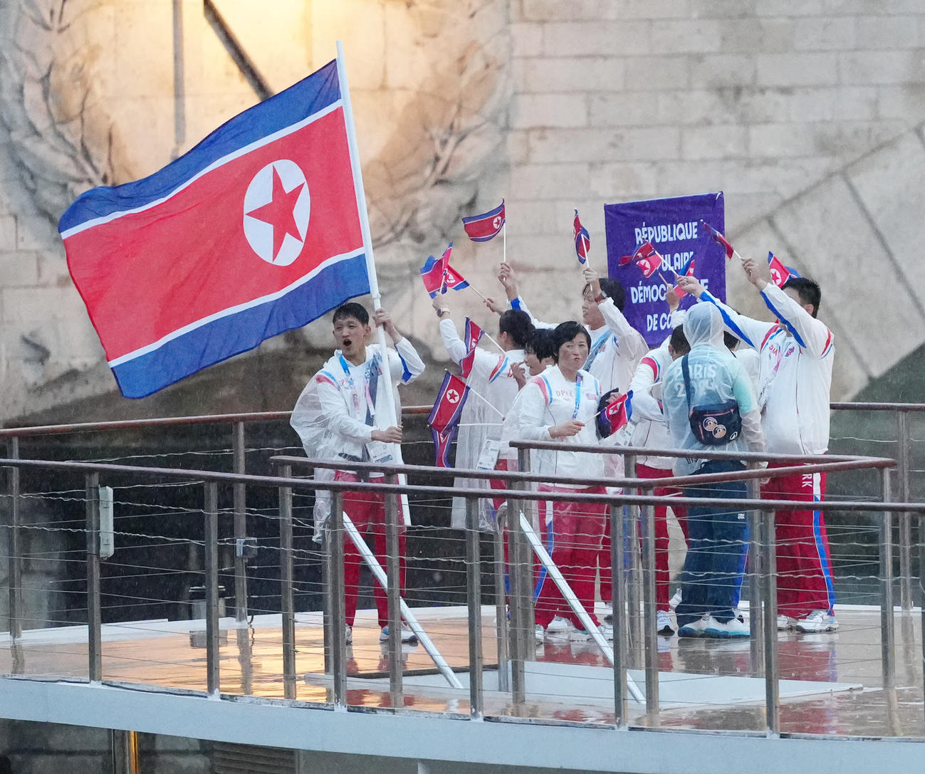 開会式でセーヌ川をパレードする北朝鮮の選手団（2024年7月26日撮影）