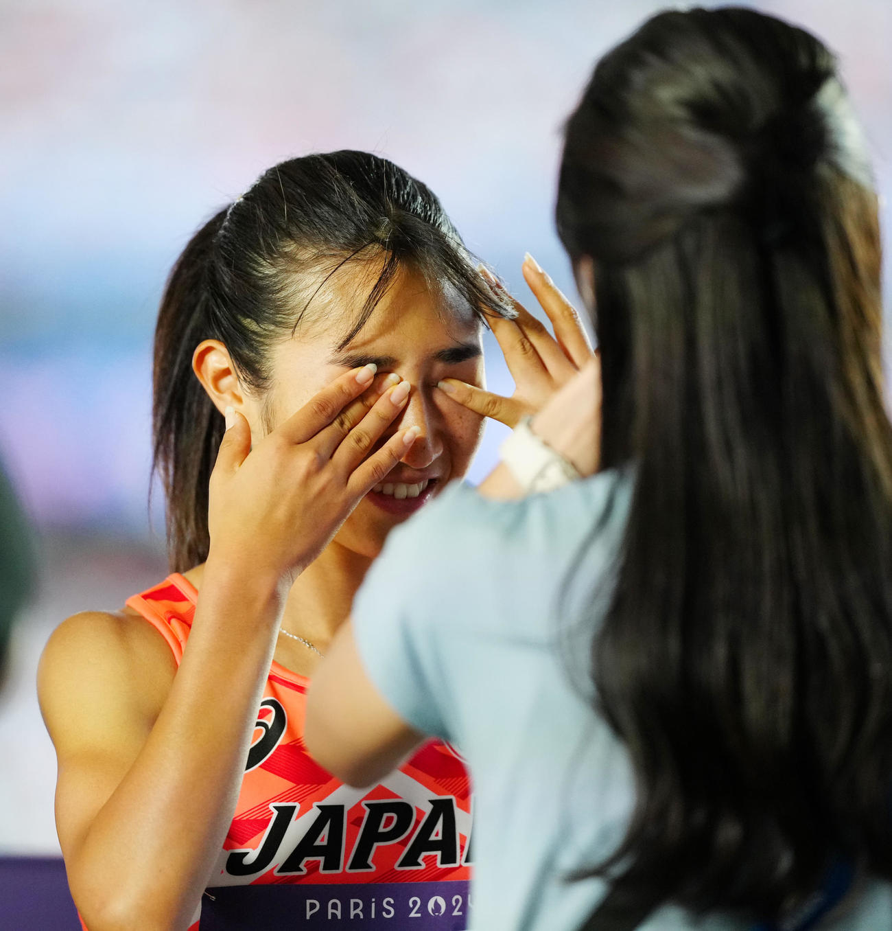女子1500メートル準決勝後、涙をぬぐう田中希実（2024年8月8日撮影）