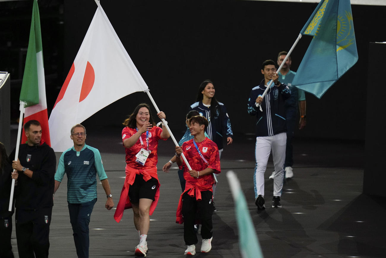 閉会式に登場する日本の旗手、陸上の北口（左）とブレイキンの半井（AP）