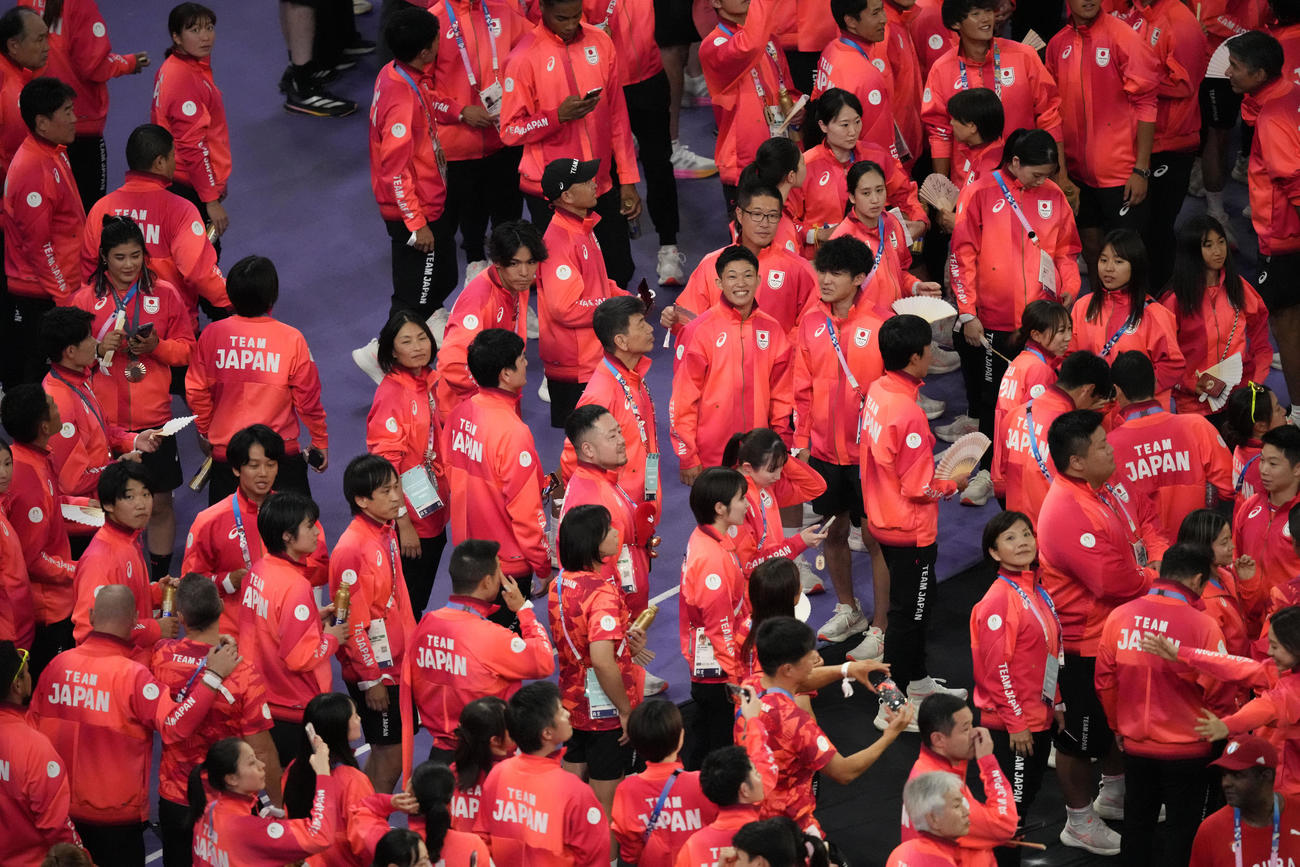 閉会式でスタジアムに入場する日本の選手たち（AP）  