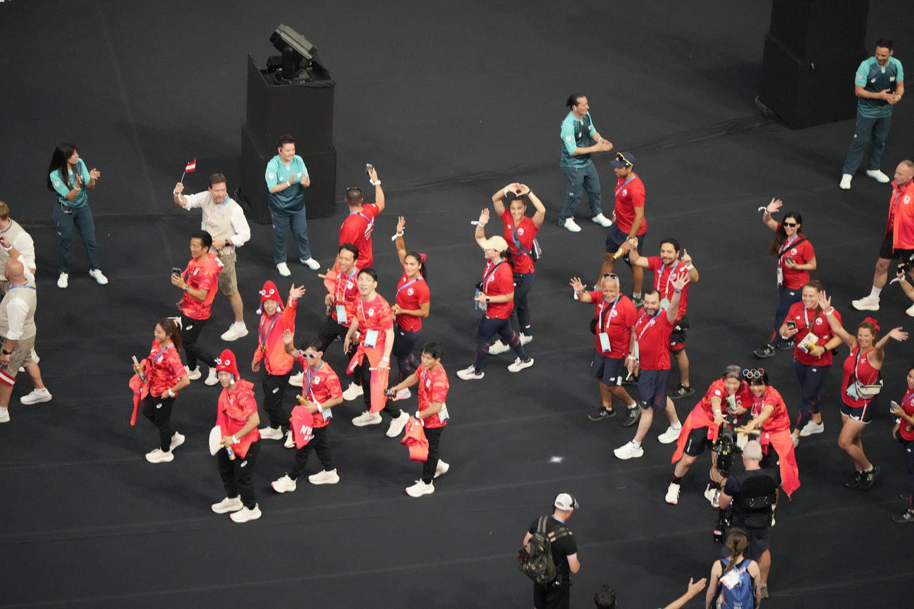 閉会式でスタジアムに入場する日本の選手たち（AP）   