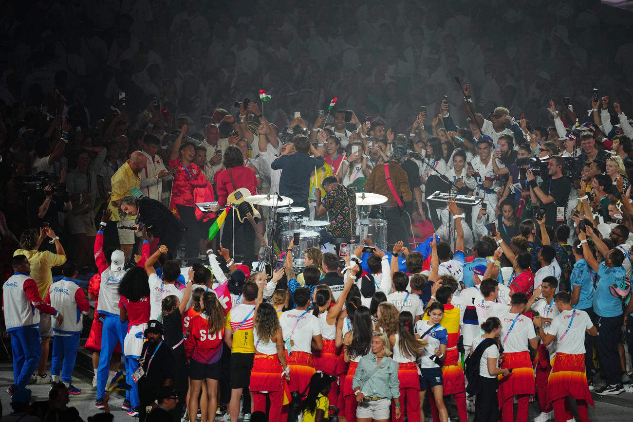 閉会式でロックバンド「フェニックス」の演奏に盛り上がる各国の選手たち（撮影・垰建太）