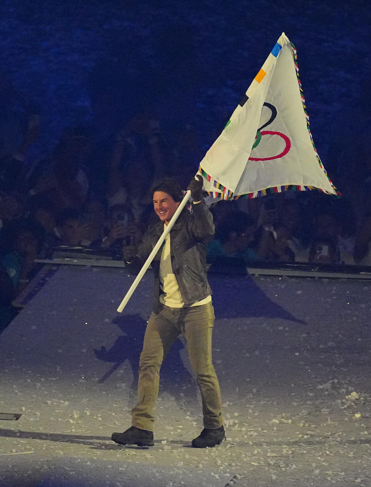 閉会式での次回ロサンゼルス大会の演出で五輪旗を持ち去るトム・クルーズ（撮影・垰建太）