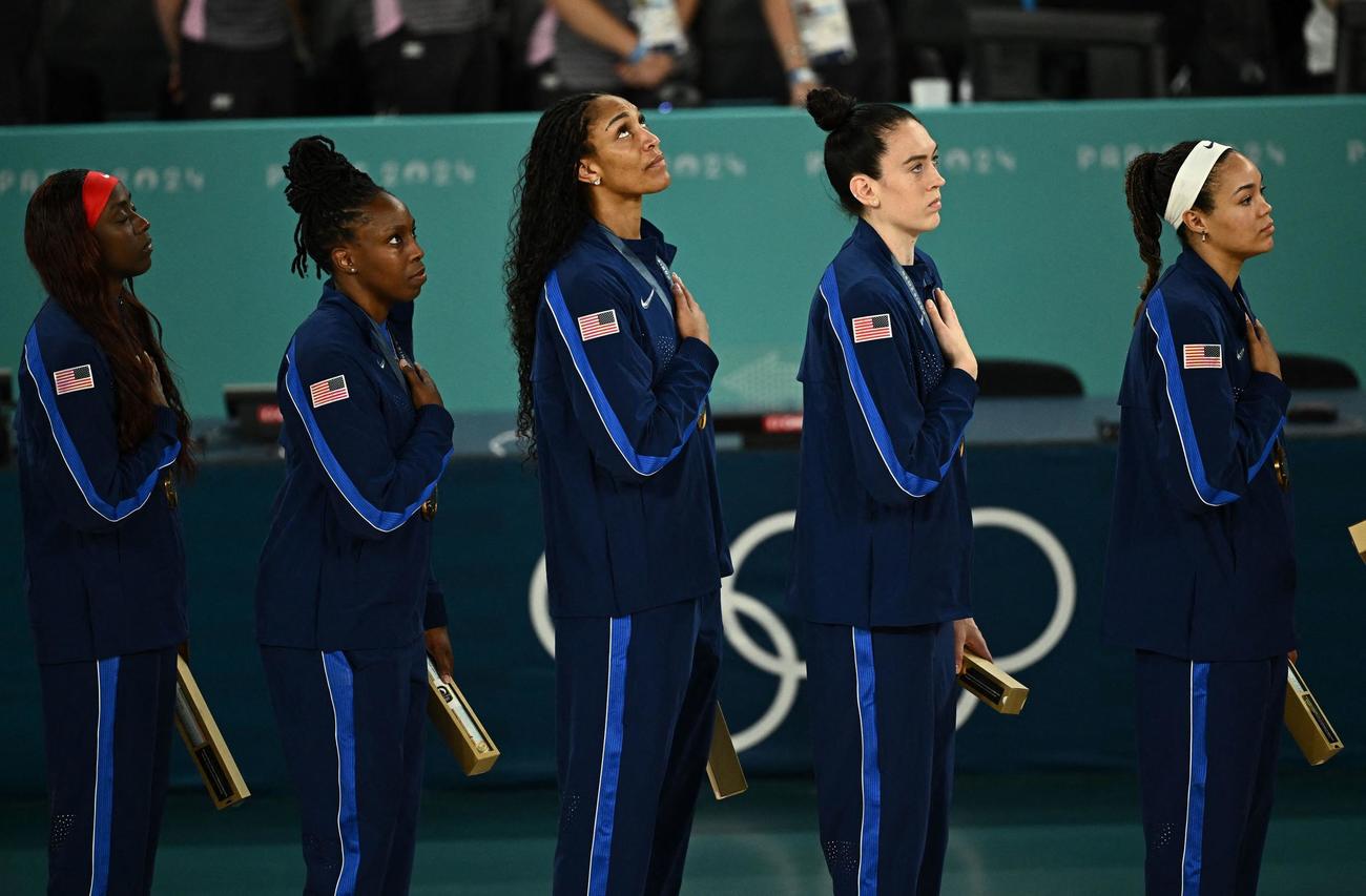 金メダルを獲得した米国女子バスケの選手ら（ロイター）