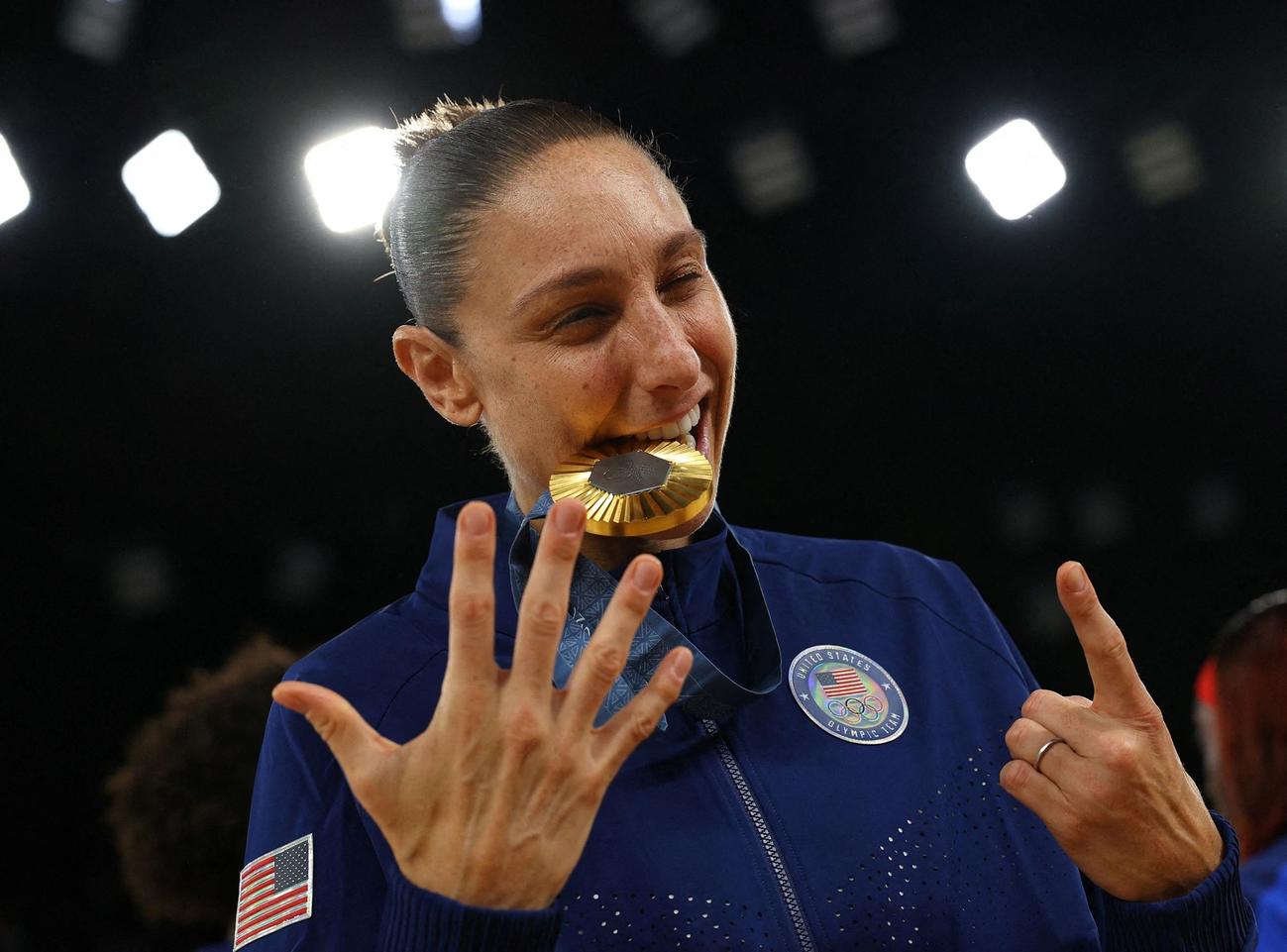 金メダルを獲得した米国の女子バスケットボール選手（ロイター）