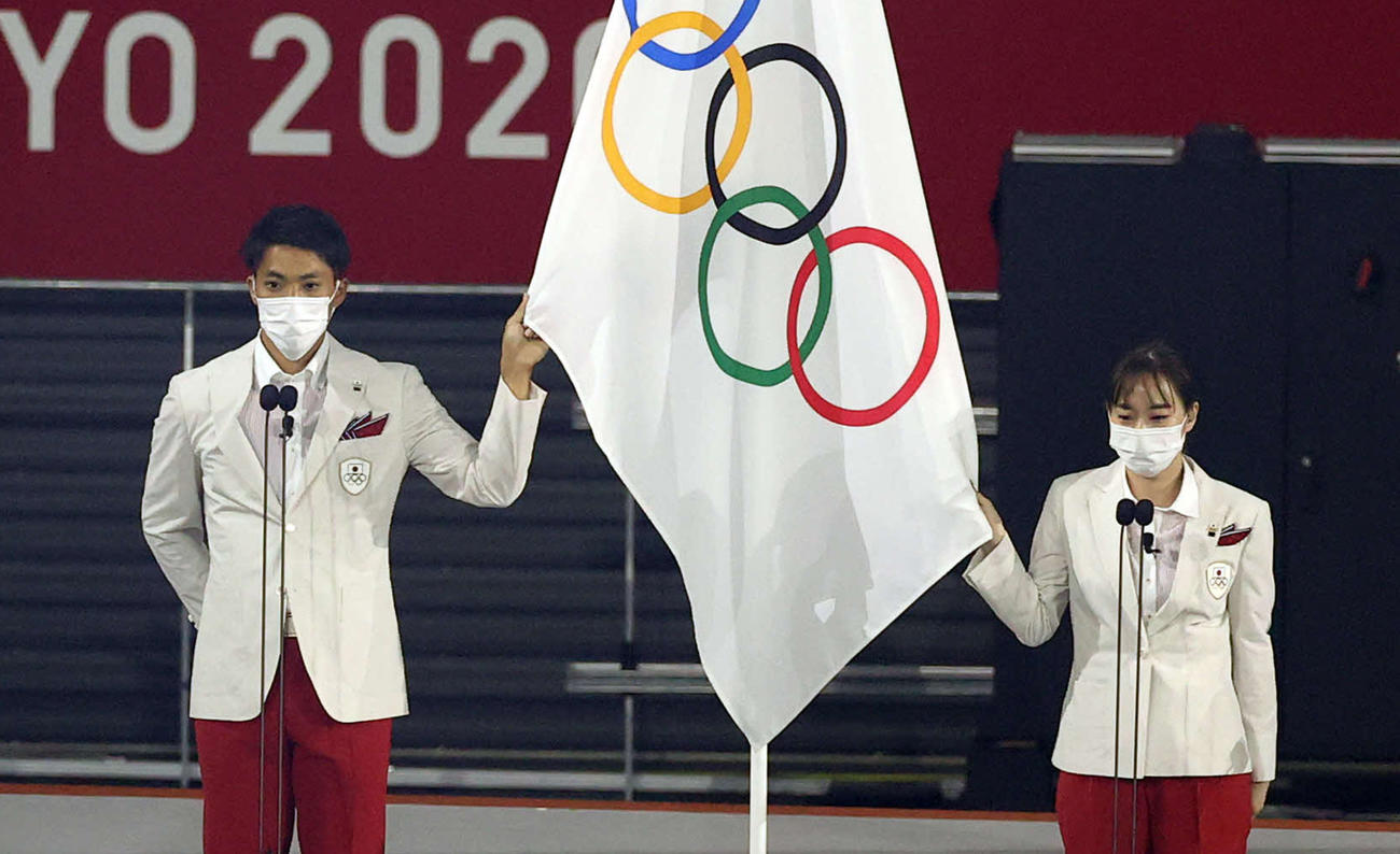東京五輪開会式　宣誓を行う日本選手団主将で陸上男子の山縣亮太（左）と副将で卓球女子の石川佳純（2021年7月23日撮影）