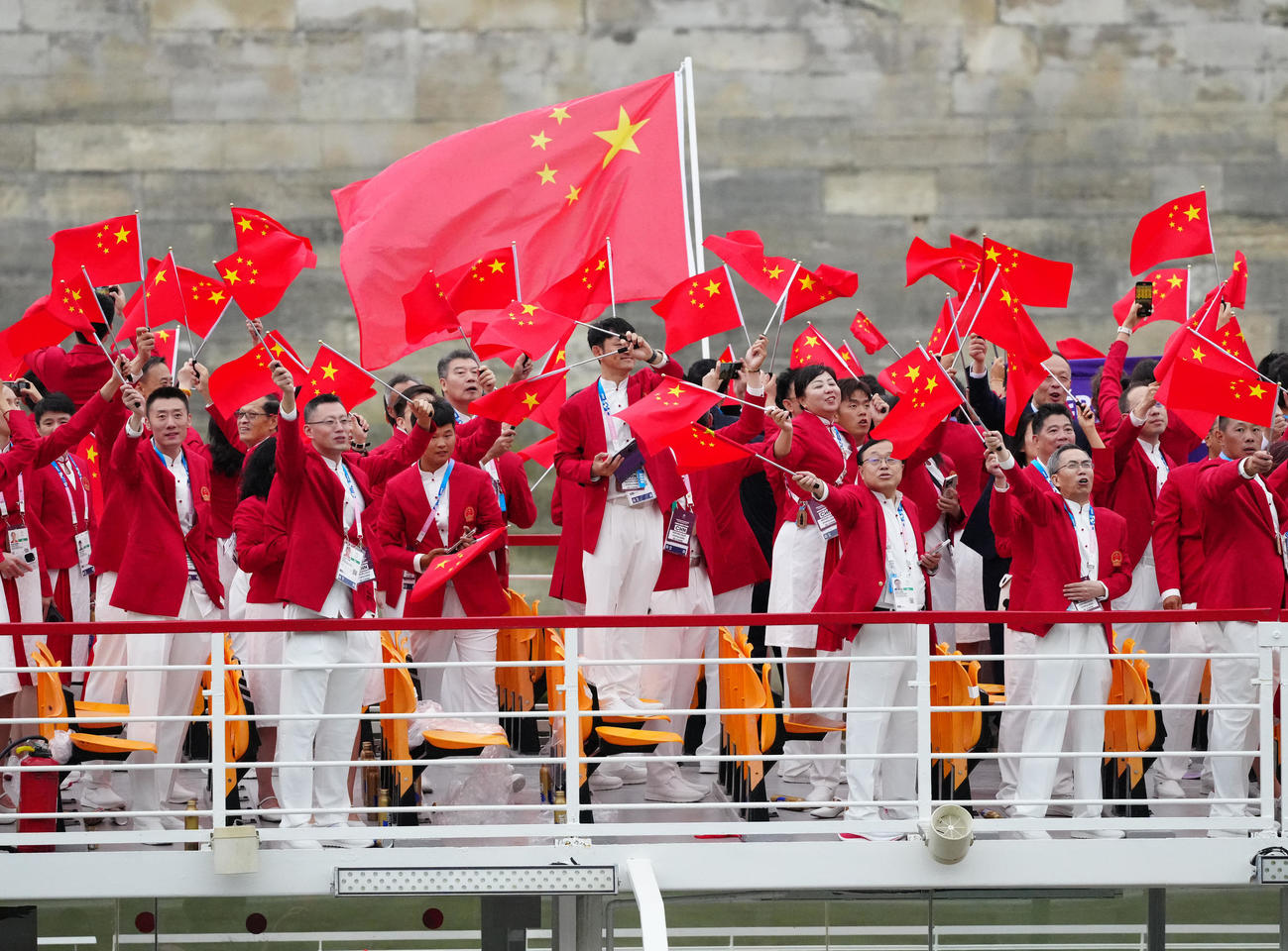 開会式でセーヌ川をパレードする中国の選手団（2024年7月26日撮影）