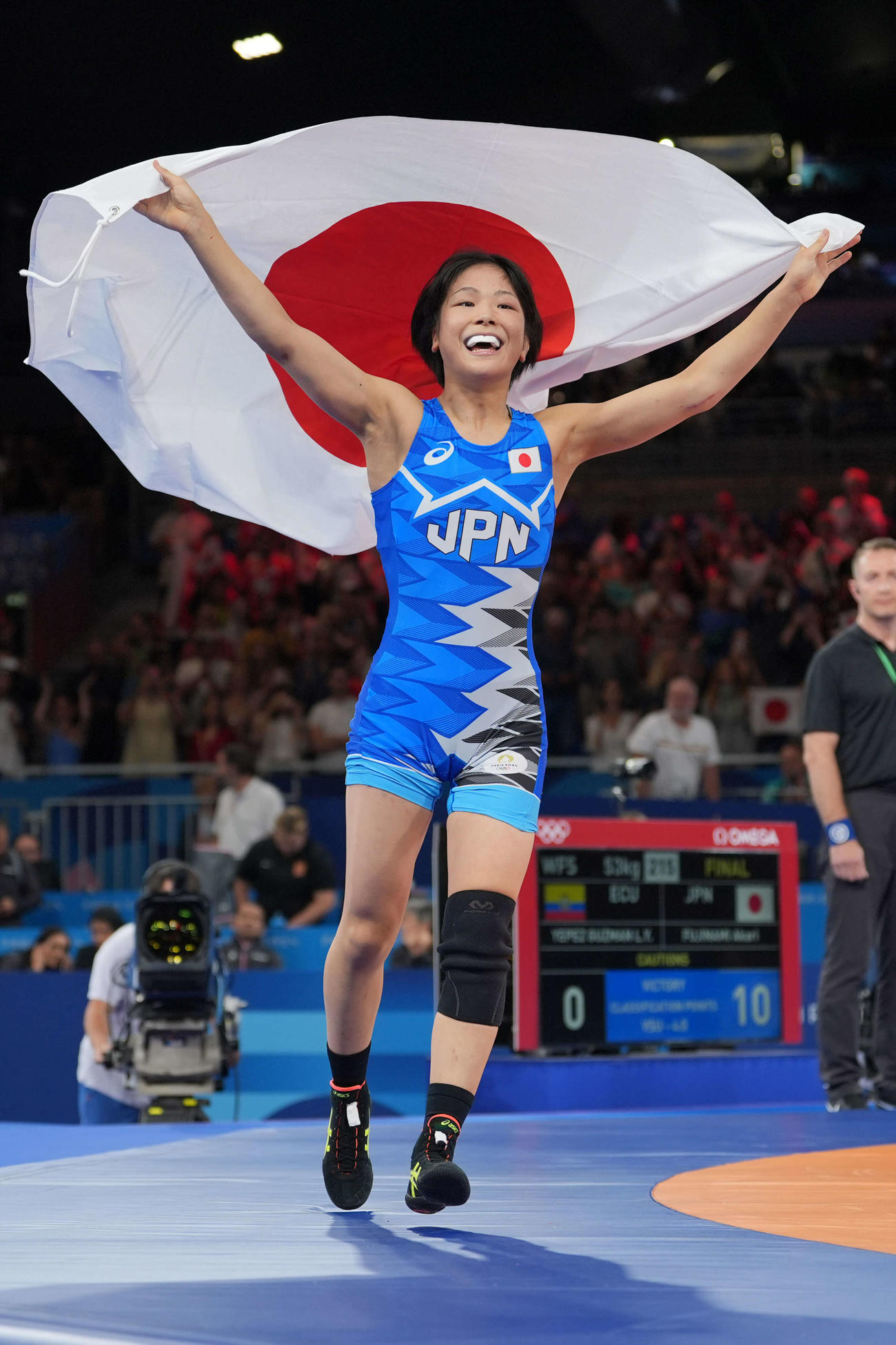 女子53キロ級決勝　金メダルを獲得した藤波は日の丸を手にウイニングラン（2024年8月8日撮影）
