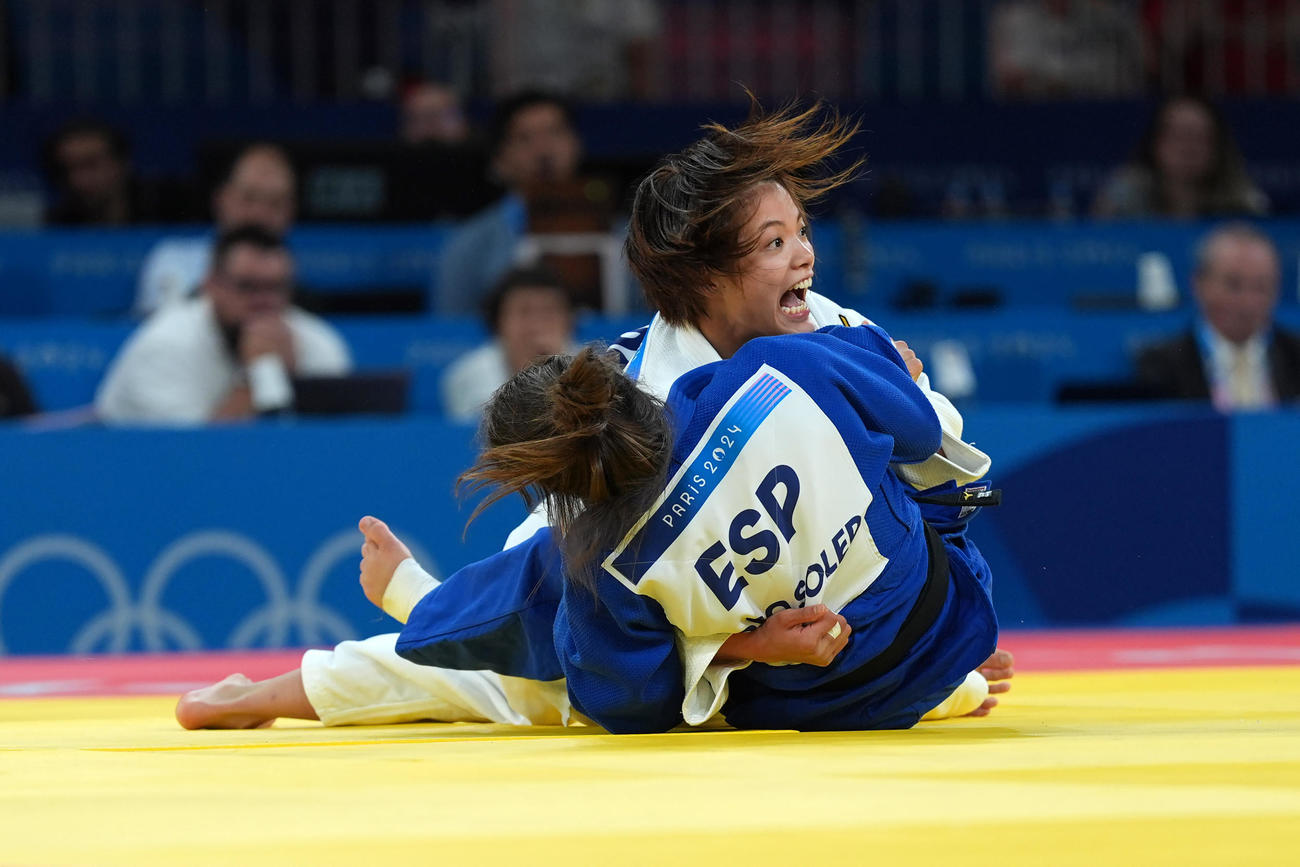 日本対スペイン　女子57キロ以下級2回戦　トロソレル（下）から勝利し雄たけびを上げる阿部（2024年8月3日撮影）