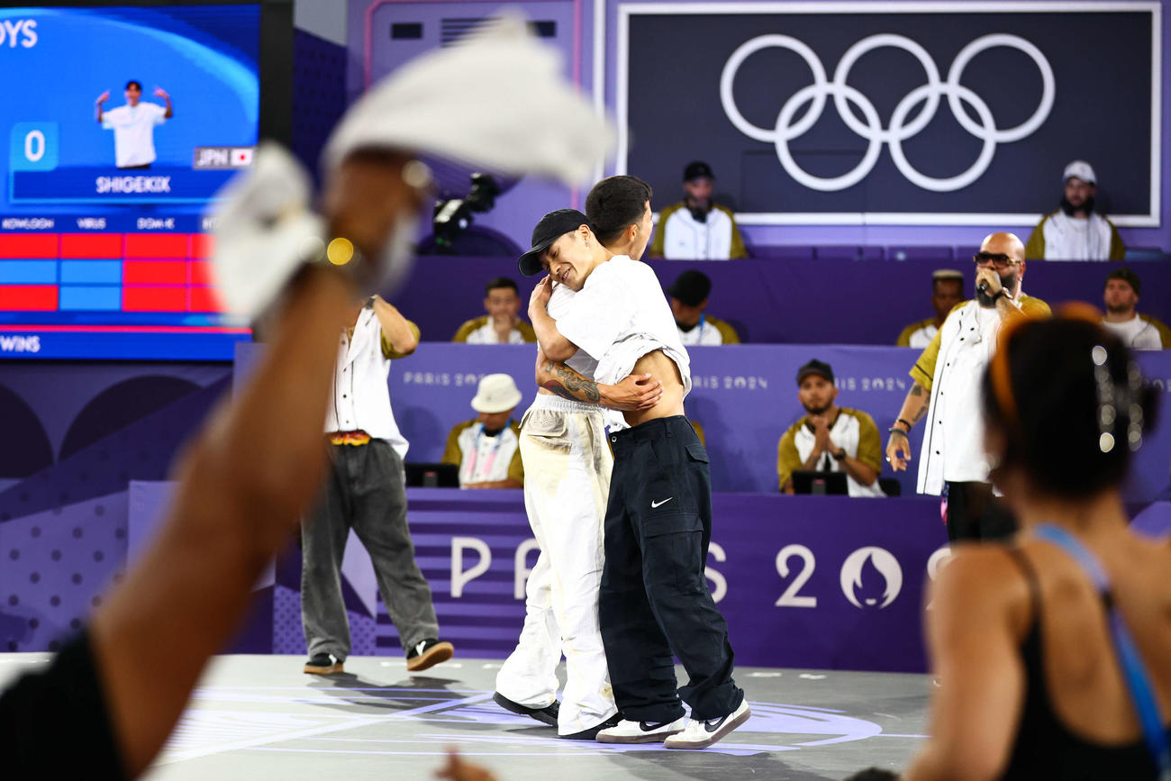 パリ五輪で唯一の新競技ブレイキン。男子3位決定戦で敗れたSHIGEKIX（中央右）は米国のビクターバーヌデズ・モンタルボと健闘をたたえ合った（撮影・河田真司）