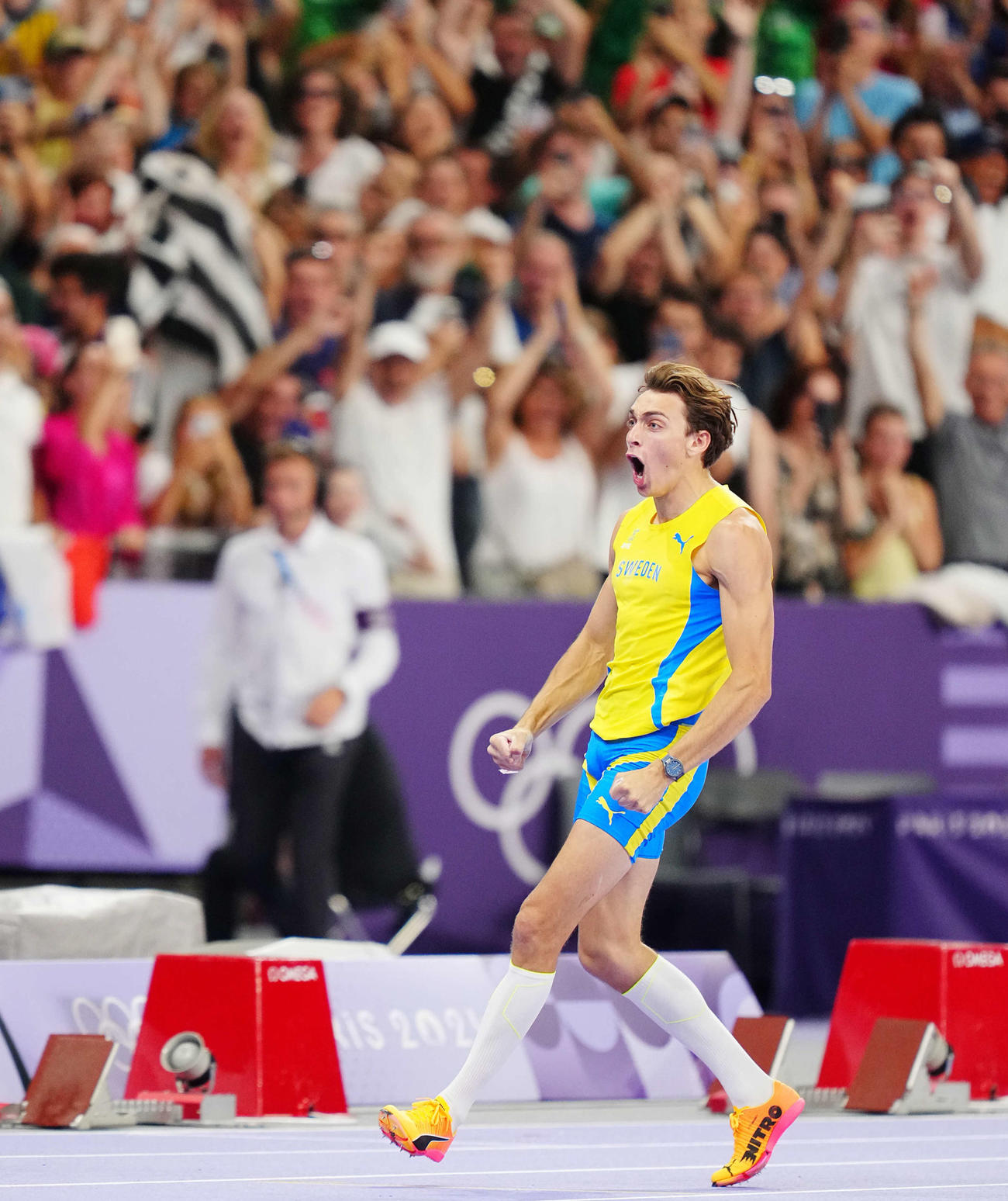 陸上男子棒高跳び決勝で世界新記録となる6メートル25を飛び雄たけびをあげるスウェーデンのアルマント・デュプランティス（撮影・垰建太）