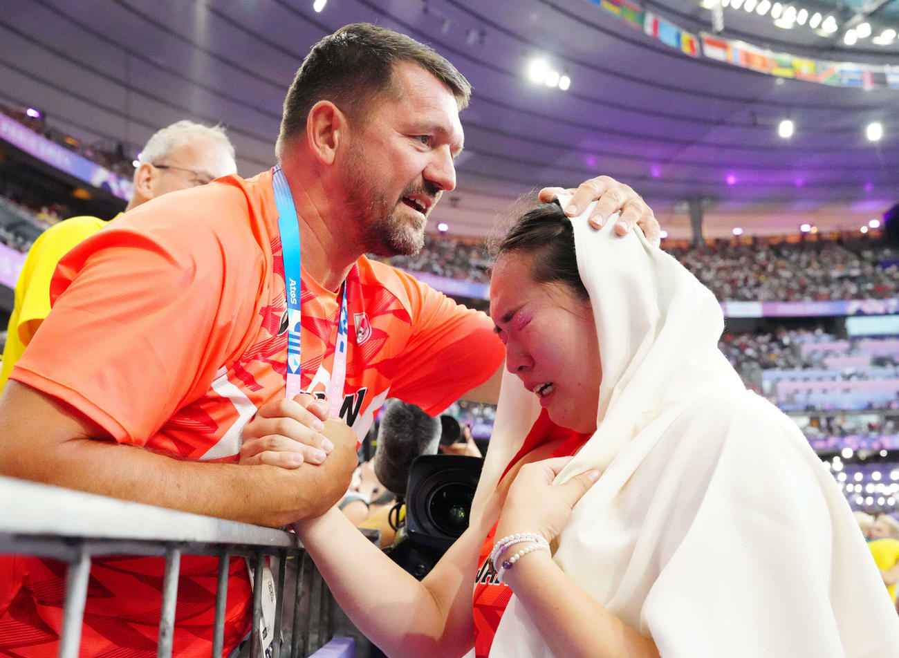 女子やり投げ金メダルの北口は涙腺が崩壊。セケラック・コーチに祝福される（撮影・江口和貴）