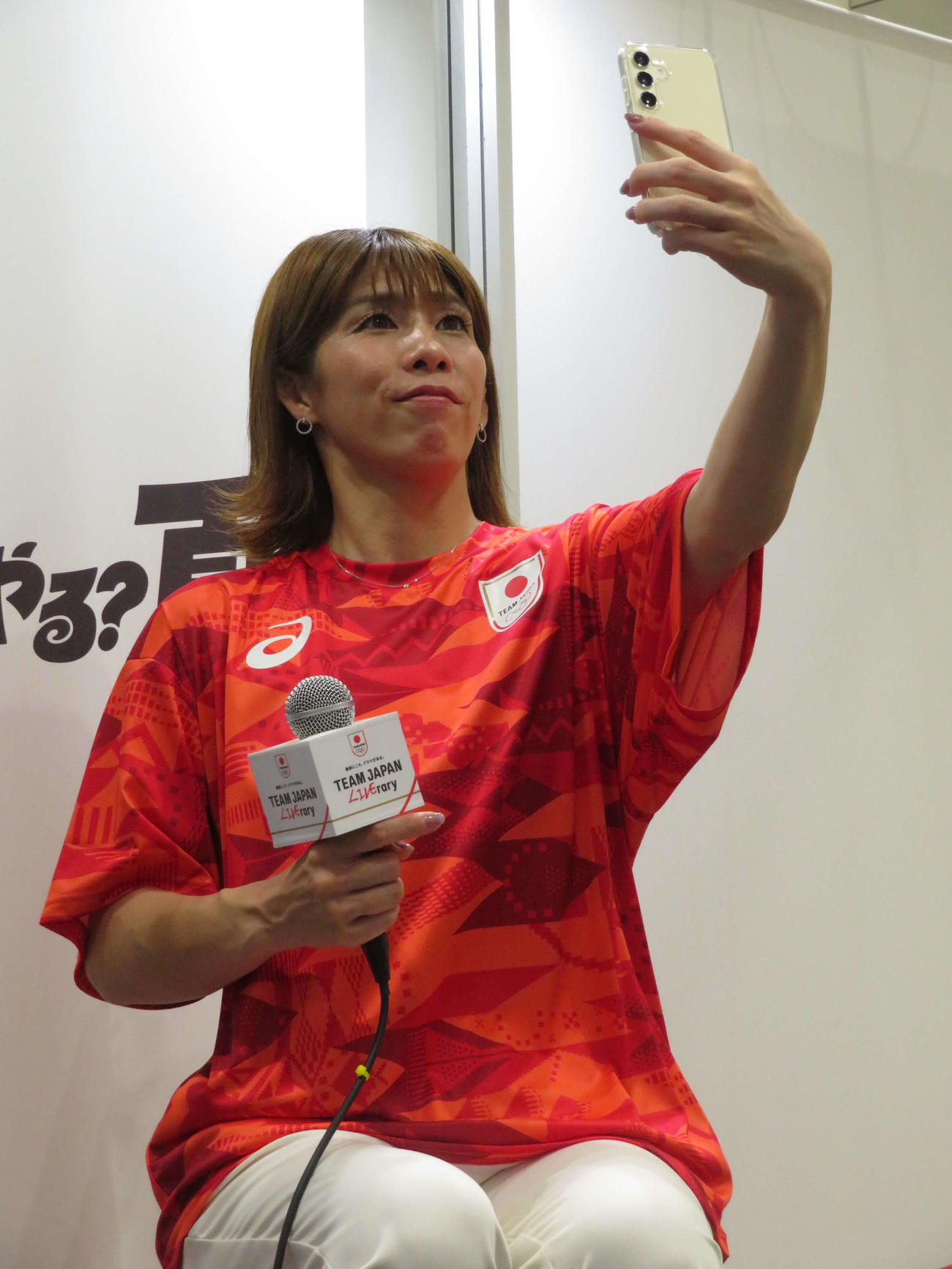 パリ五輪応援参加型イベント「auアスリートパーク」で、AIを使った「なりきりアスリートメーカー」に挑戦する吉田沙保里（撮影・村上幸将）