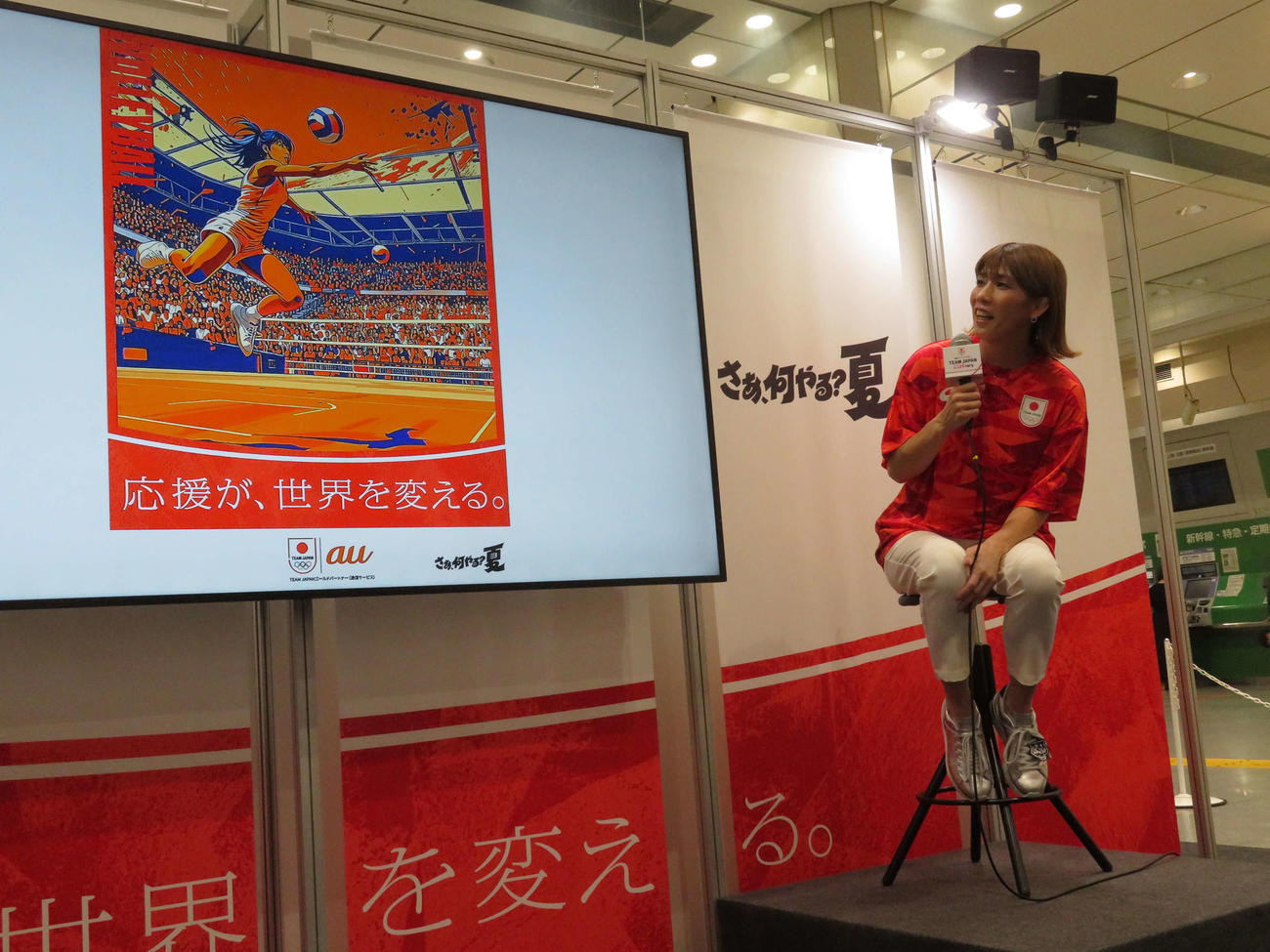 パリ五輪応援参加型イベント「auアスリートパーク」で、AIを使った「なりきりアスリートメーカー」でバレーボール選手に加工された自身の画像を見る吉田沙保里（撮影・村上幸将）