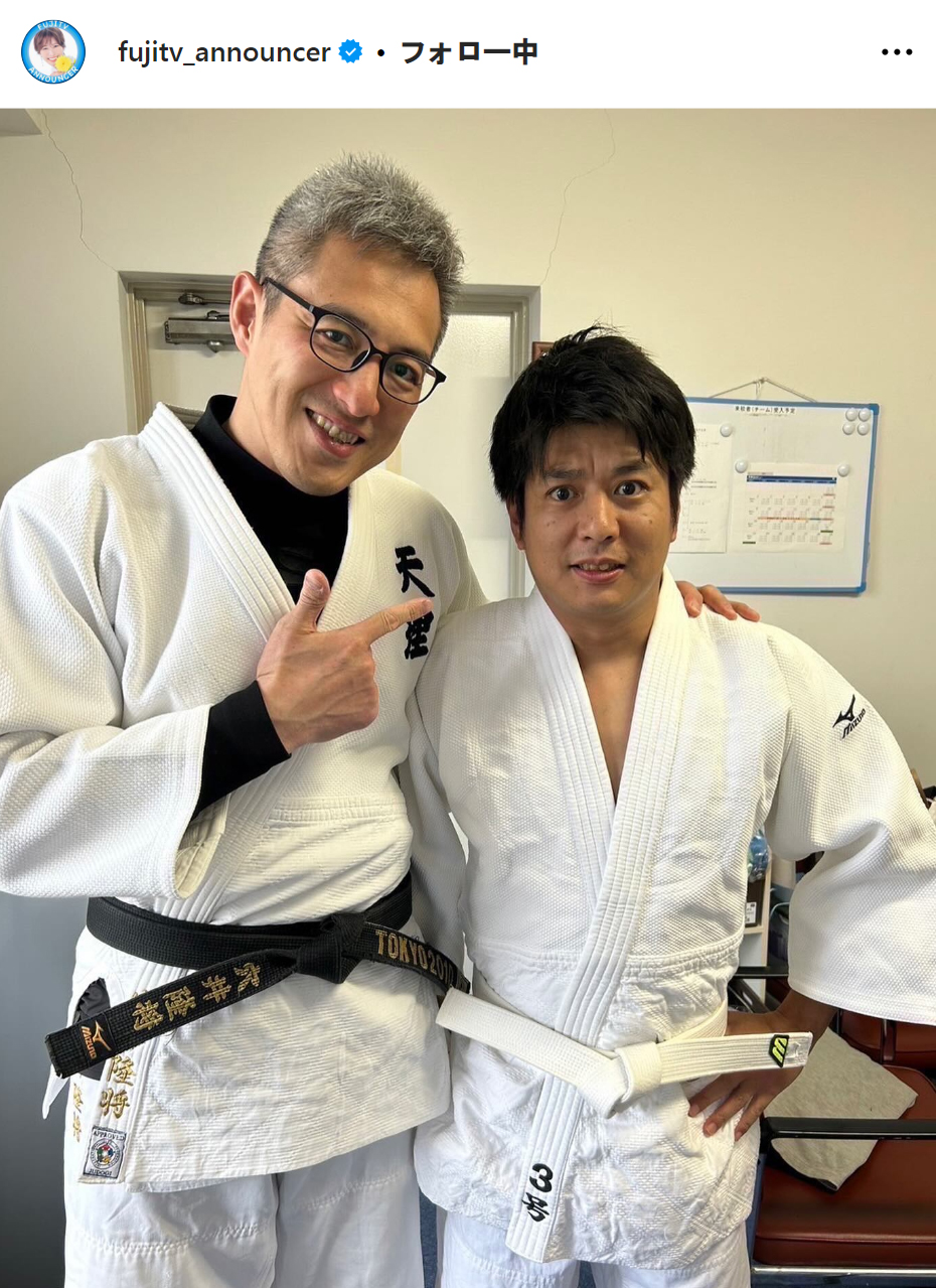 天理大・穴井隆将監督（左）と中村光宏アナ（フジテレビアナウンサー公式インスタグラムから）