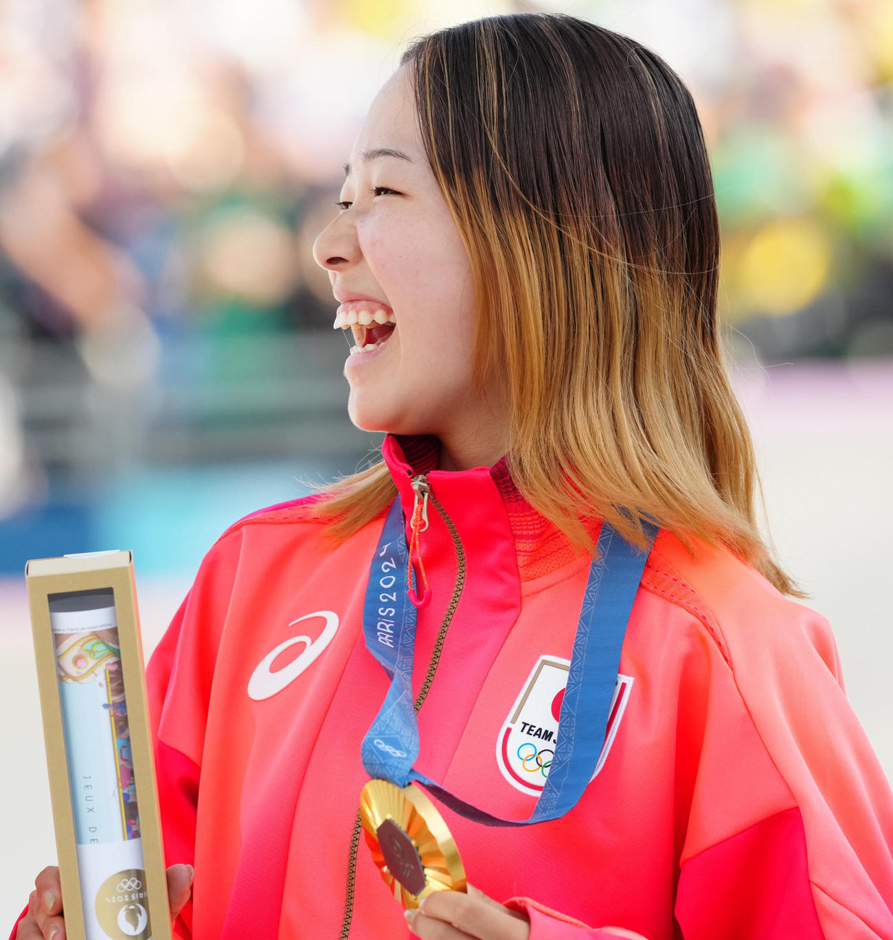 表彰式後、笑顔を見せる優勝した吉沢（撮影・江口和貴）