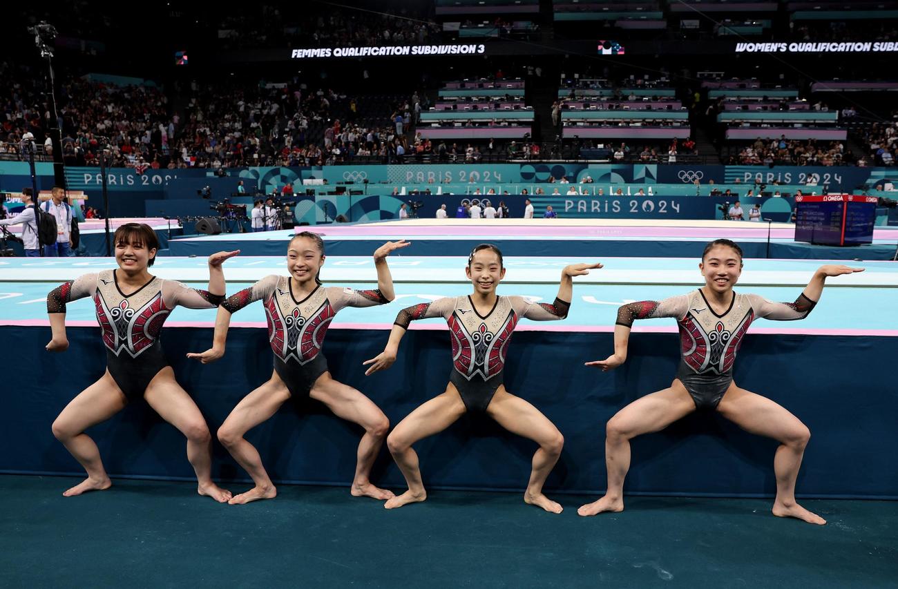 体操女子団体予選、決勝進出を決め笑顔でポーズを決める、左から牛奥、岡村、中村、岸（ロイター）