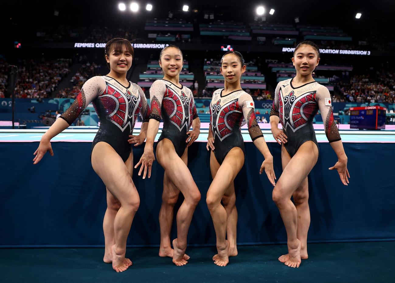 体操女子団体予選、決勝進出を決め笑顔でポーズを決める、左から牛奥、岡村、中村、岸（ロイター）