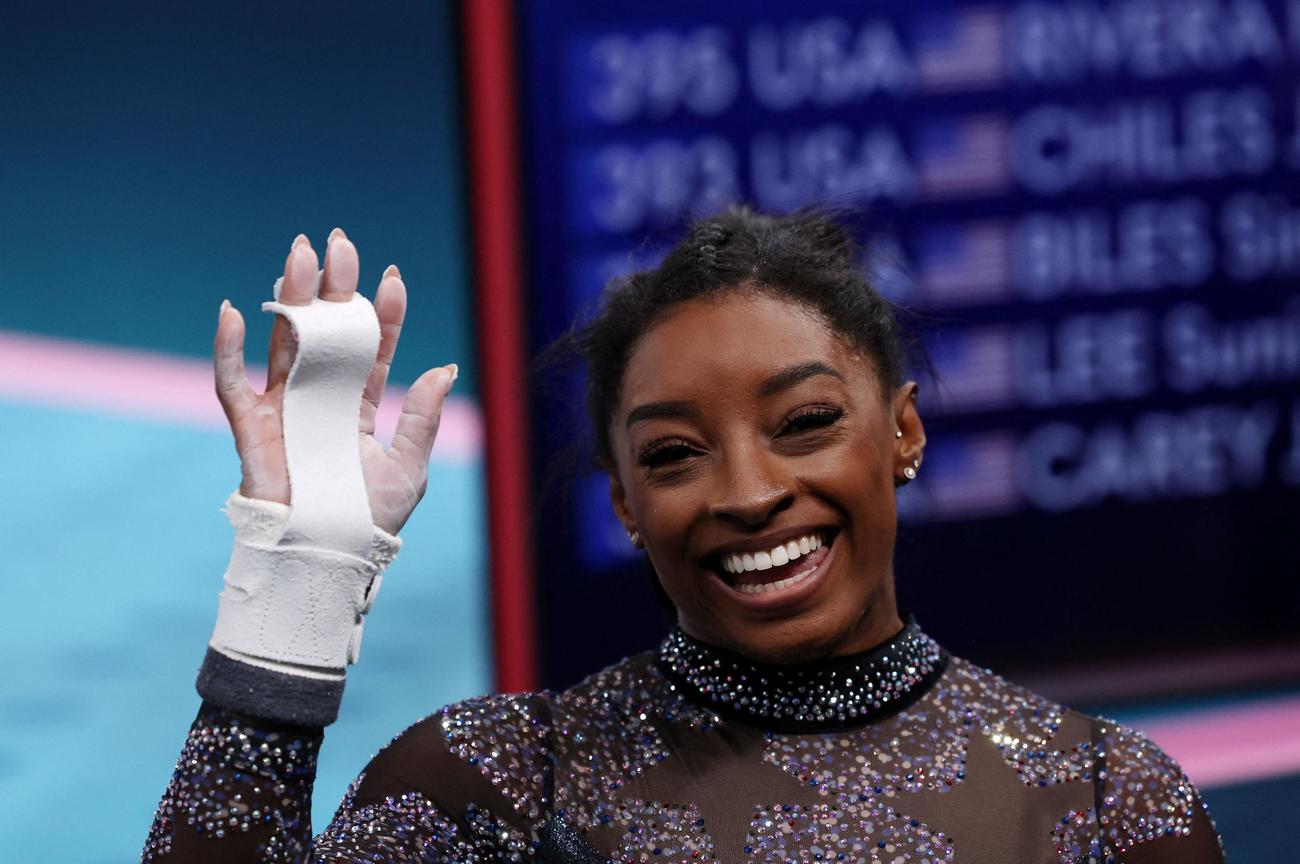 女子体操予選で笑顔を見せる米国のシモーネ・バイルズ（ロイター）