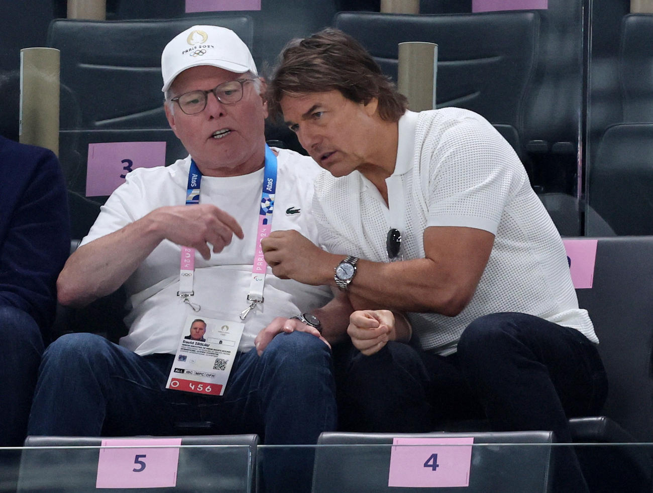 体操女子予選を観戦するワーナー・ブラザース・ディスカバリーのデビッド・ザスラフCEO（左）と俳優のトム・クルーズ（ロイター）