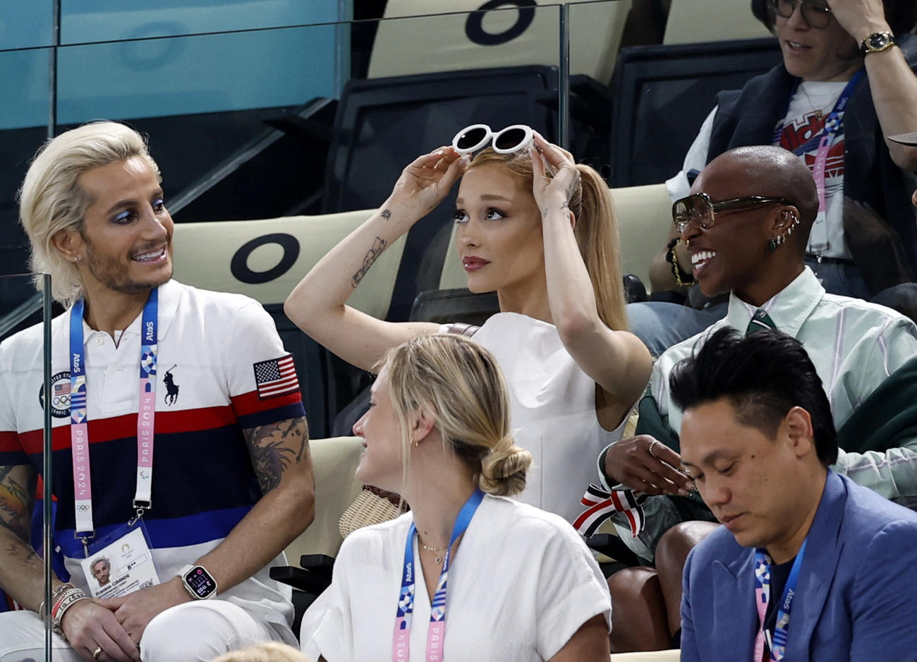 パリ五輪の体操女子予選を観戦するアリアナ・グランデ（中央）（ロイター）