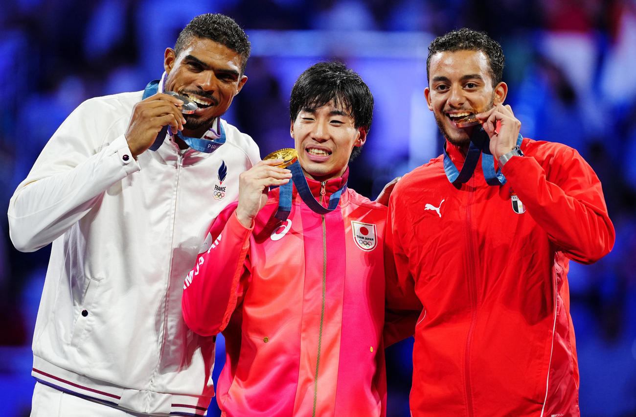 フェンシング男子エペ個人決勝、金メダルの加納（中央）はカメラマンのメダルをかじる要求も、やんわり断る（撮影・垰建太）