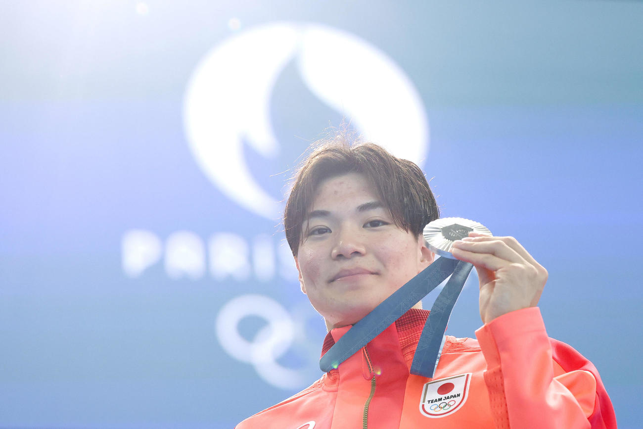 7月28日、男子400メートル個人メドレー決勝　銀メダルを手に笑顔で引き揚げる松下