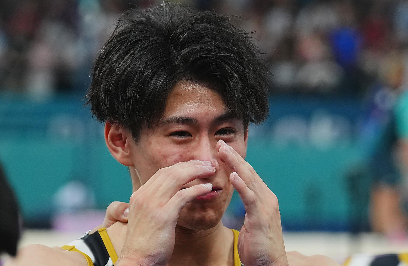 体操男子団体決勝、金メダルを決め目もとをぬぐう橋本（撮影・垰建太）