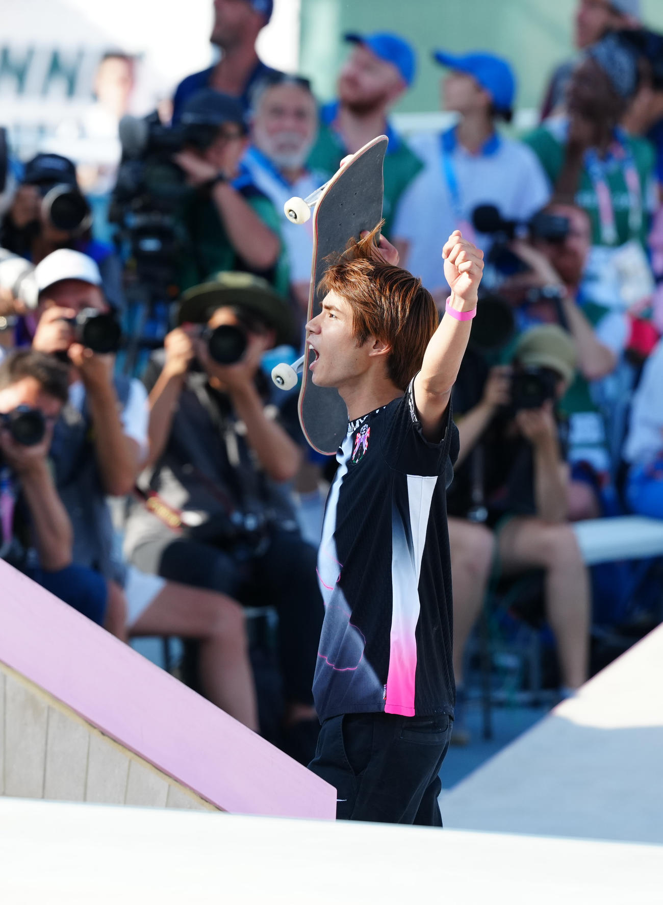 スケートボード男子ストリート決勝　ベストトリック5回目の試技を終え、ガッツポーズを見せる堀米（撮影・江口和貴）