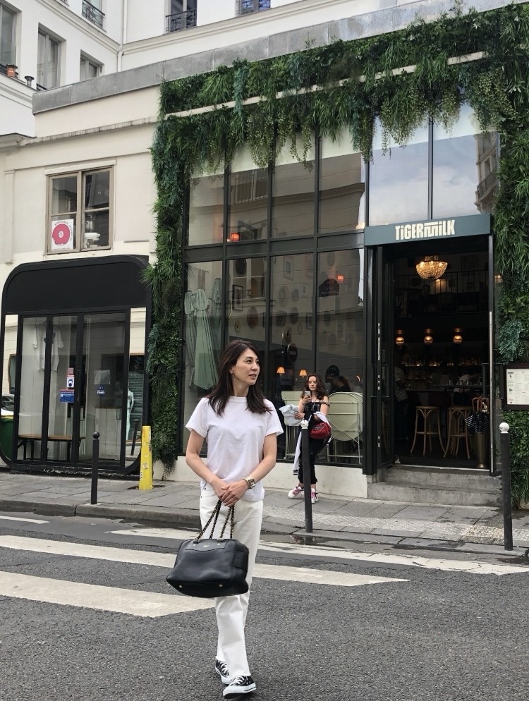 パリの町を歩く雨宮塔子