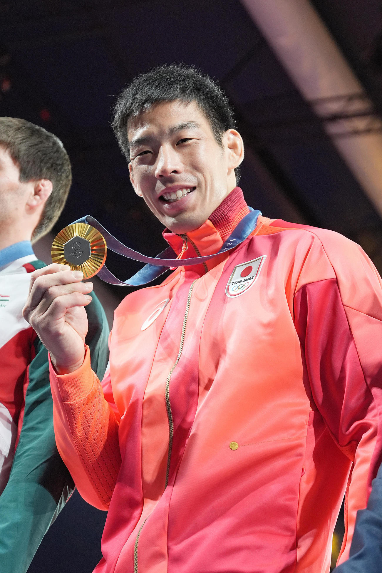 男子81キロ級決勝　金メダルを手に笑顔を見せる永瀬（撮影・パオロ　ヌッチ）