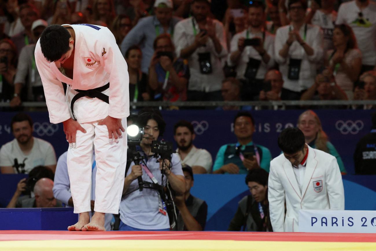 男子81キロ級決勝　連覇を達成した永瀬貴規は一礼して畳を降りる（ロイター）